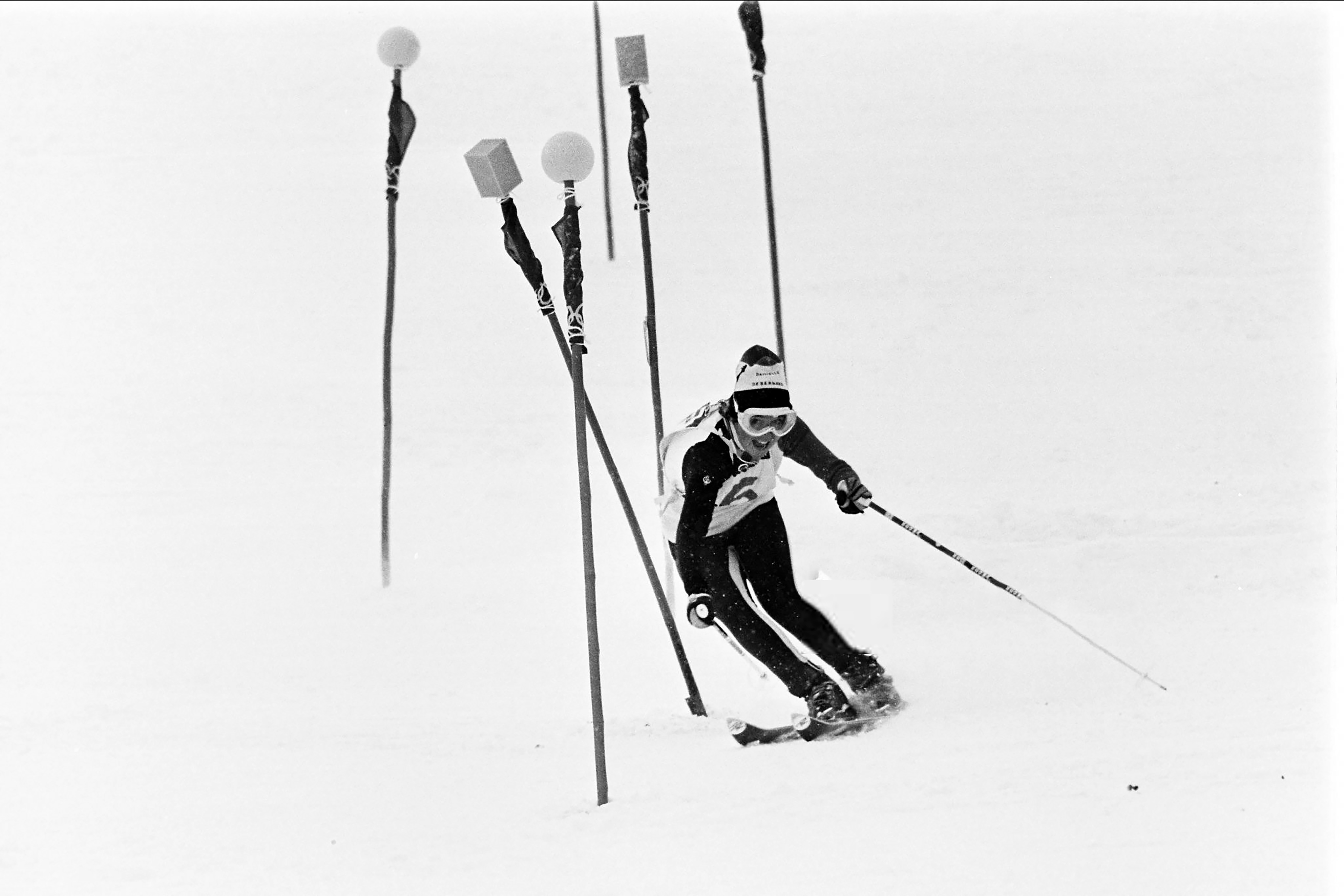 Photo d'archive de Danielle Debernard en slalom aux Jeux Olympiques de 1972, utilisée en arrière-plan